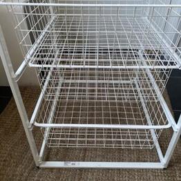 Trådbackar system garderob