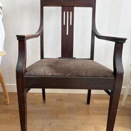 Gammal hög karmstol i ek med ornament i trä