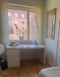 Skrivbord vitt, fin gammal stol, syskrin på ben bortskänkes