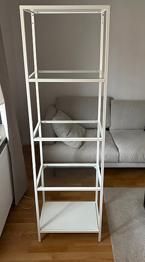 Vit hylla med glasplan