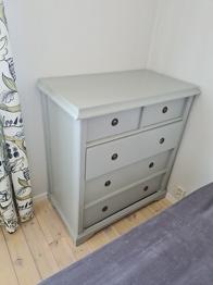 Byrå och spegelbord bortskänkes