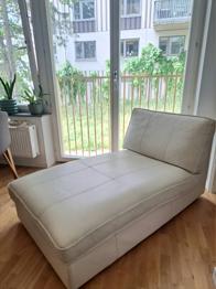 Vit IKEA schäslong i konstläder bortskänkes!