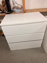 Byrå skänkes innan 27e