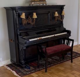 Skänkes – äldre piano med pianobänk