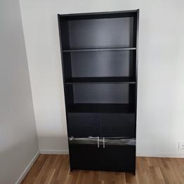 Tvådelad bokhylla bortskänkes