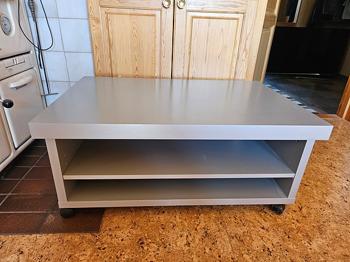 TV-bänk bortskänkes