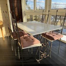 Bordsgrupp med fyra stolar