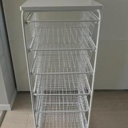 Hylla med trådbackar