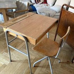 Bortskänkes skolbänk och två stolar