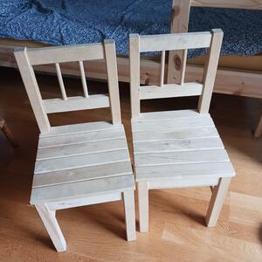 Två trästolar för barn