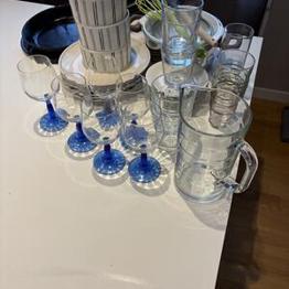 Husgeråd tallrikar, glas, kastrull osv