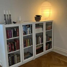 Billy bokhyllor med vitrindörrar