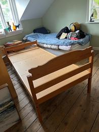Gedigen furusäng från Dalarna bortskänkes