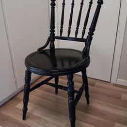 Två svarta stolar