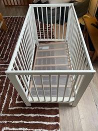 IKEA vit spjälsäng bortskänkes