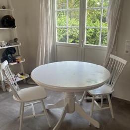 Runt matbord med 2 stolar