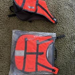 2 hundflytvästar 8-15 kg