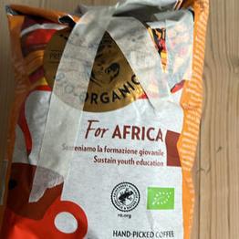 Nyöppnad påse med kaffebönor