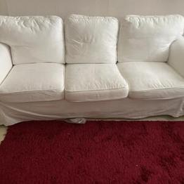 Vit soffa med tvättbara sittdynor