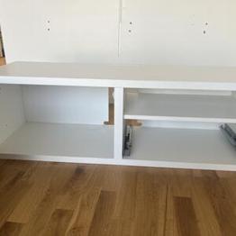 IKEA BESTÅ - TV-bänk, vägghängd.Hämtas 17/8