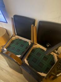 IKEA matgrupp med bord och stolar i trä och svart tyg