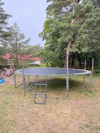 Studsmatta bortskänkes
