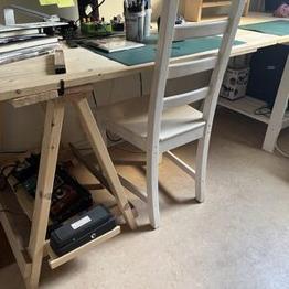 Skrivbord med benbockar
