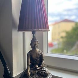 Bordslampa Buddha med röd skärm