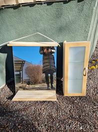 Badrumsskåp och spegel