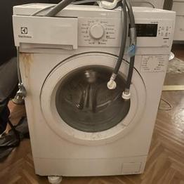 Fungerande tvättmaskin för trånga utrymmen