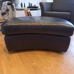 Stor halvrund svart sittpuff