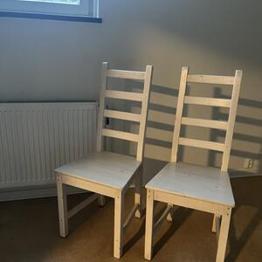 Två vita stolar i trä