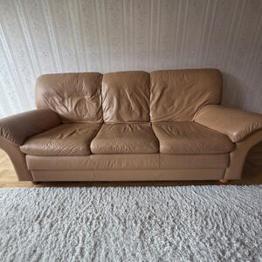 Bortskänkes en 3-sits soffa i äkta skinn