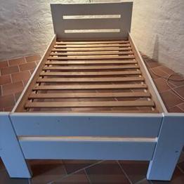 Ikea-säng för 105 cm bred madrass