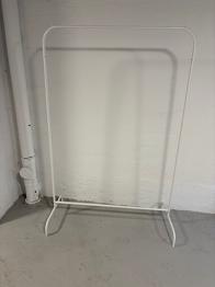 Klädställning vit metall