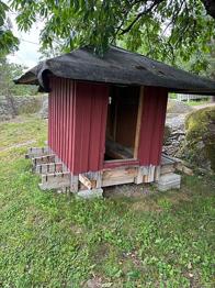 Bortskänkes - Rött litet brunnshus/ trähus / lekstuga
