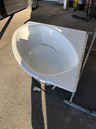 Hörnbadkar med tvättställ vit bortskänkes