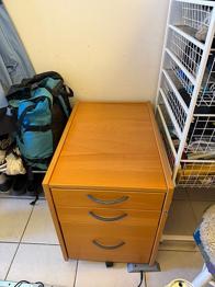 Skrivbord och hurts bortskänkes