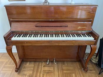 Piano bortskänkes mot avhämtning.
