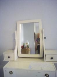 spegel som man ställer på en byrå