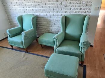 Två fåtöljer med tillhörande fotpall bortskänkes