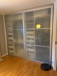4 st garderobsdörrar bortskänkes