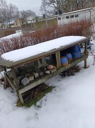 Trädgårdsbänk trä med hylla BORTSKÄNKES