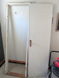 Dörr med karm 6,5x20 bortskänkes