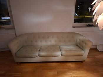 Grön soffa bortskänkes