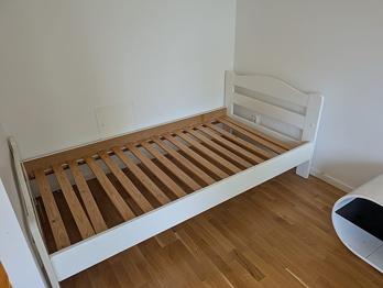 IKEA vit sängram och en Tv-bänk