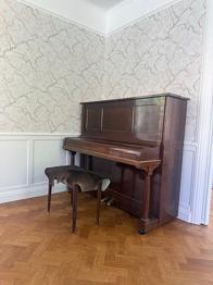 Upright piano i mörkbrunt trä - bortskänkes