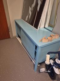 IKEA Nittorp TV-bänk i turkos med skjutdörrar i perforerad metall.