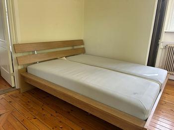 Bortskänkes – Dubbelsäng 180 cm med sängram och madrasser