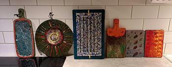 Abstrakt konst på olika träbrickor.